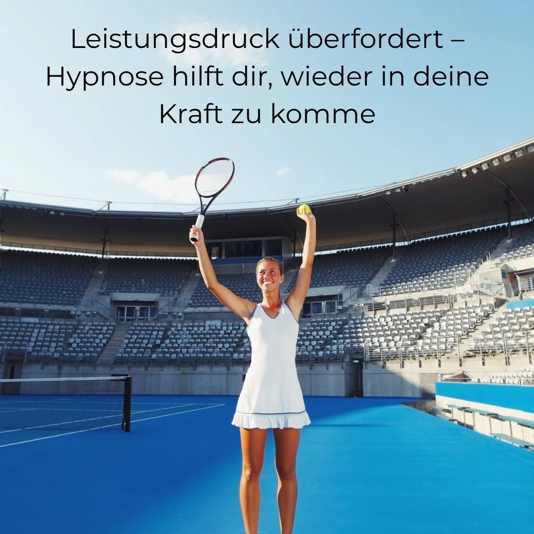 Junge Frau mit geschlossenen Augen und Händen über dem Herzen – Zitat: „Leistungsdruck überfordert – Hypnose hilft dir, wieder in deine Kraft zu kommen.“